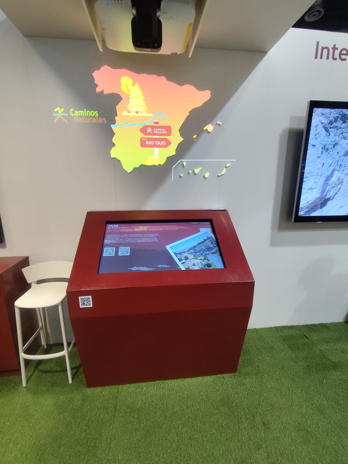 imagen pantalla táctil Fitur 2025 - Caminos Naturales