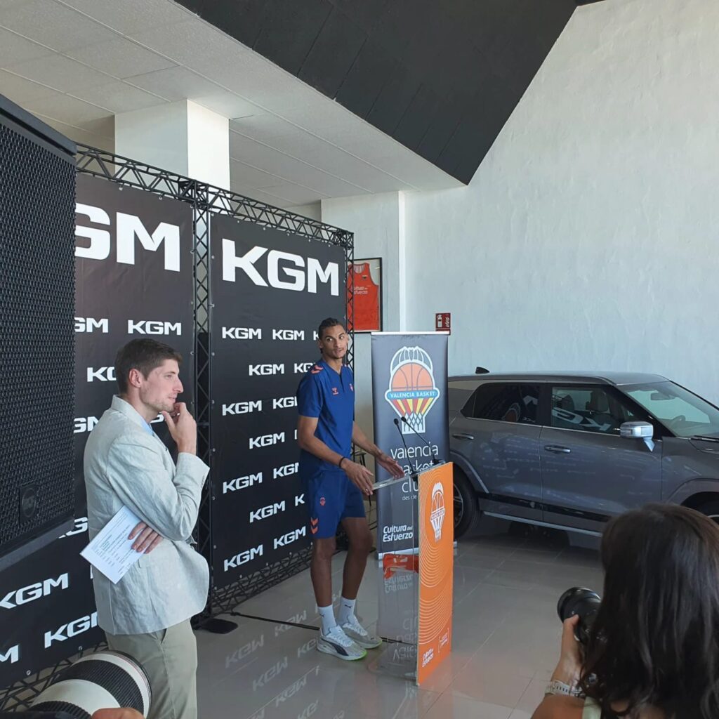 Presentación de Neal Sako