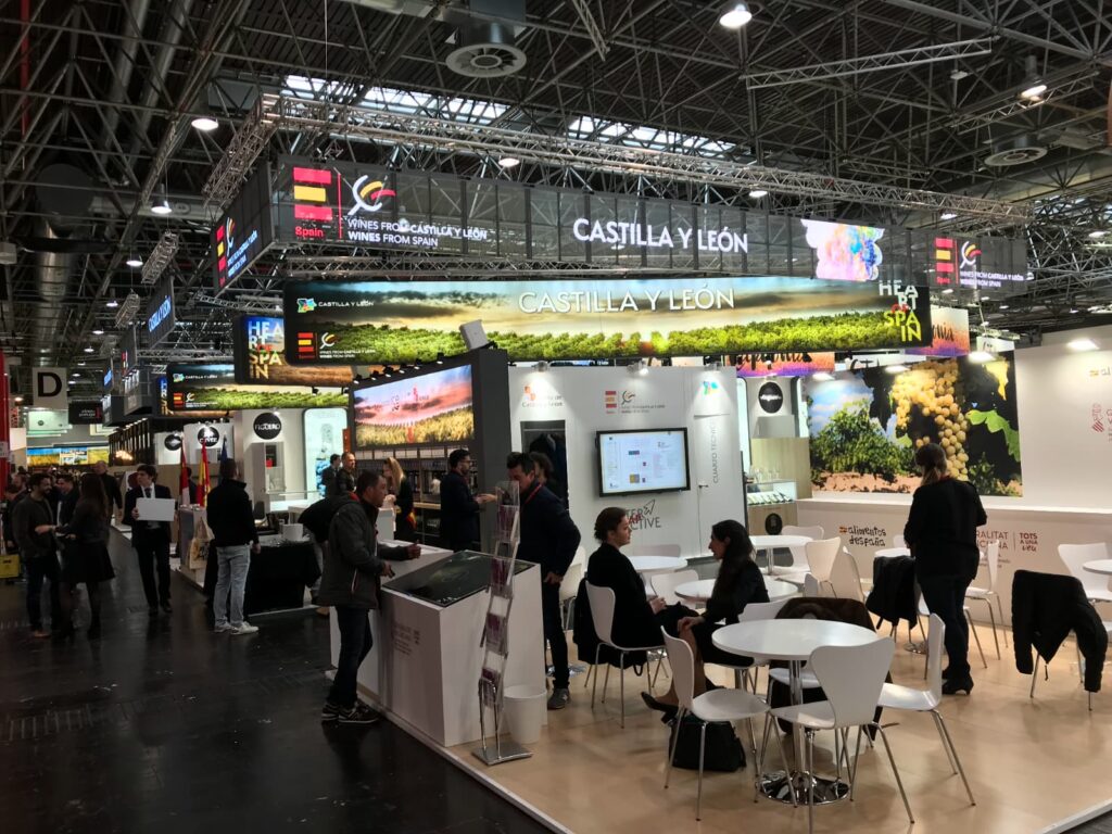 mesas público pantallas stand Prowine