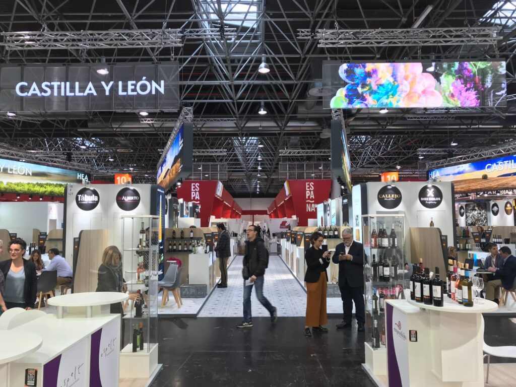 imagen varias pantallas stand Prowine