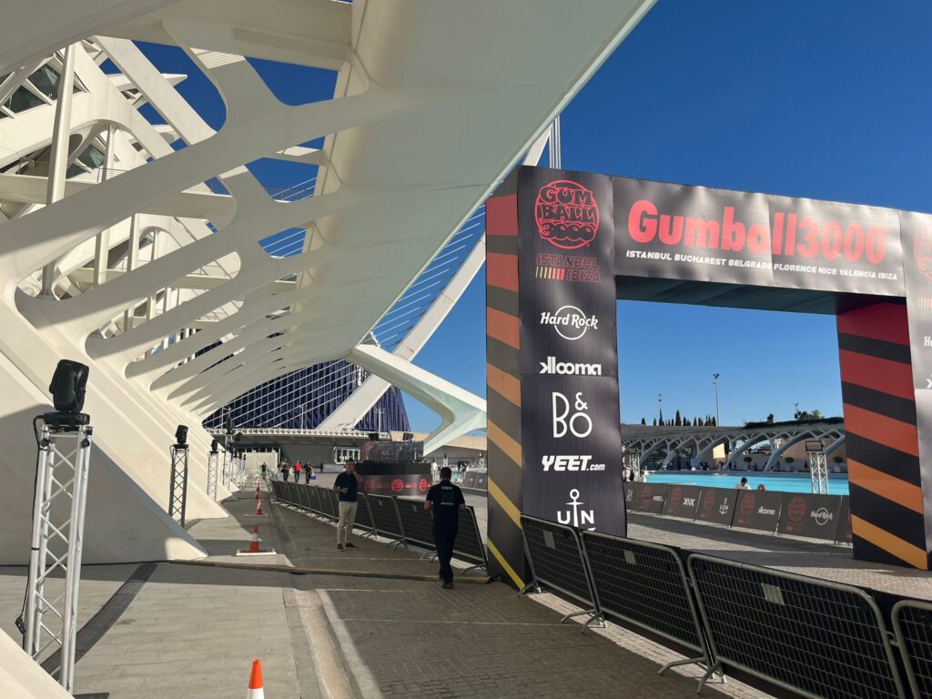 pórtico llegada Gumball 3000  de día