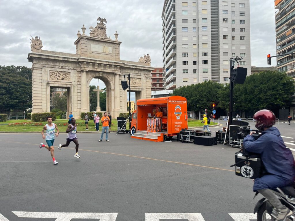 corredores Media Maratón Valencia 2025