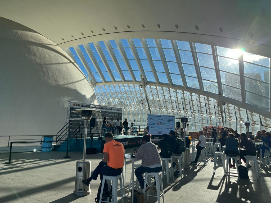 escenario salida Maratón Valencia 2025