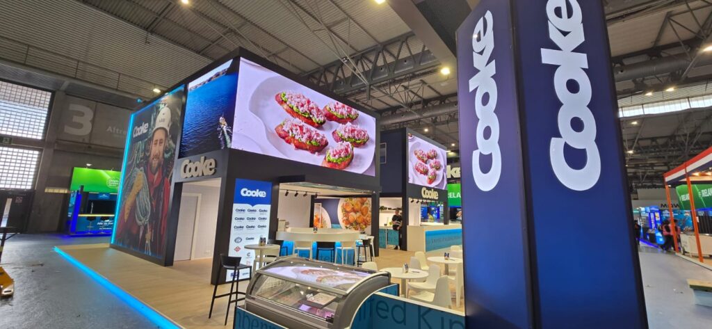 stand con pantalla Cooke 2026